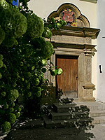 Portal zamkowy i Kościół Zielonoświątkowy